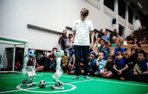 Fußball-spielende Roboter mit Publikum