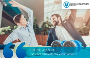 Foto: Zwei Menschen sitzen am Büroschreibtisch und heben ihre Arme über den Kopf. Vor ihnen liegen Handeln auf dem Schreibtisch.