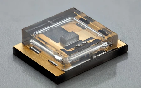 In flip-chip Geometrie montierte UV-LED auf SMD-Submount mit Quarzglaskappe ©FBH/schurian.com