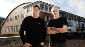 Filmemacher Stephan Horst (l.) und Marcel Neumann vor dem Hangar in der Ludwig-Boltzmann-Straße, in dem das neue Studio entsteht.  Bild: © Adlershof Journal