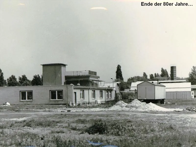 Niedrige Gebäude zum Ende der 1980er-Jahre