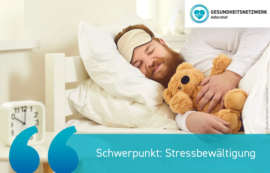 Ein schlafender Mann im Bett mit Teddybär. Logo: Gesundheitsnetzwerk Adlershof. Text: Online-Vortrag: Stressbewältigung
