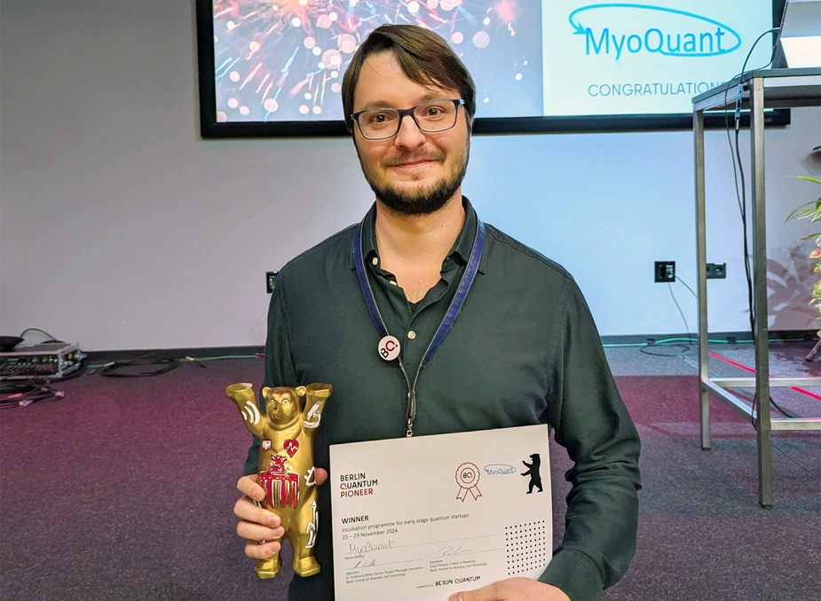 Sascha Neinert with the prize and a certificate © FBH