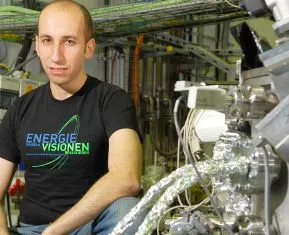 Dr. Emad Aziz an der Beamline, Bild: © HZB