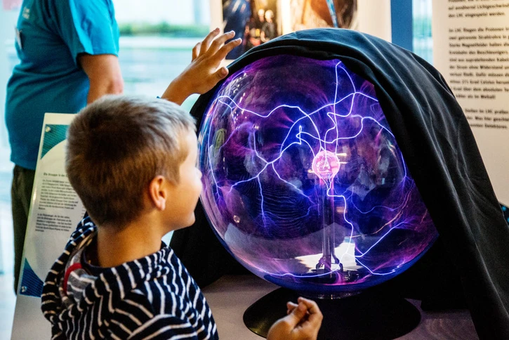 LNDW: Boy with plasma globe