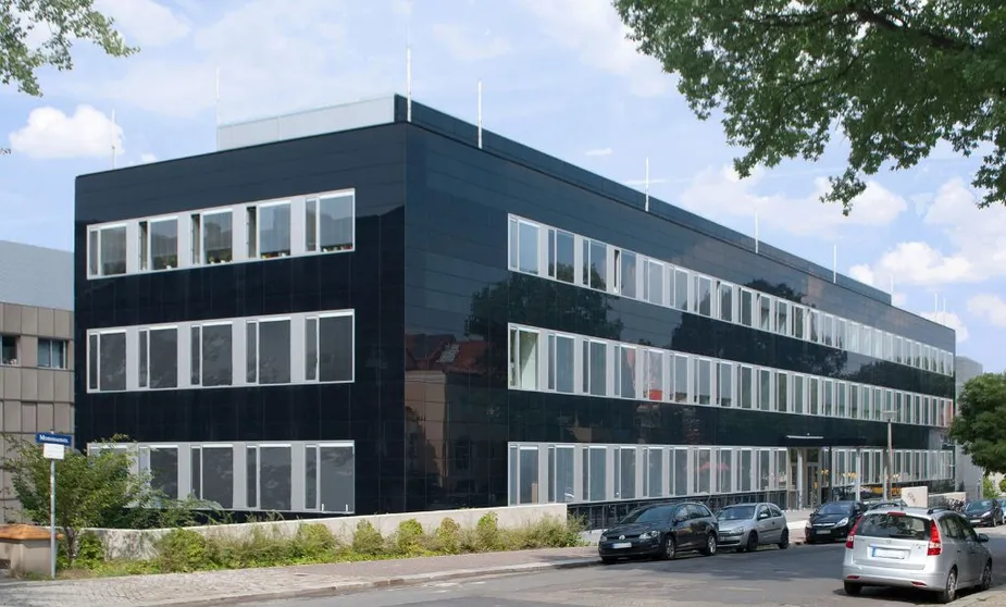 Gebäudeintegrierte CIGS-Dünnschichtphotovoltaik mit 500 Quadratmetern Modulfläche. Foto: Manz AG