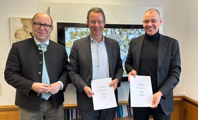 Axel Drenckhan (Projektleiter bei der BTB), Oliver Zernahle (Geschäftsführer BTB) und Roland Sillmann (Geschäftsführer WISTA Management GmbH) präsentieren freudig den frisch unterzeichneten Vertrag. 
