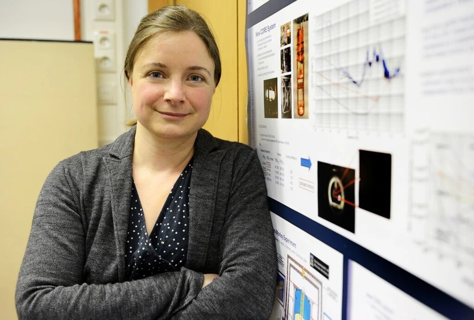 Sylvia Schikora, Postdoktorandin am HU-Institut für Physik, beschäftigt sich mit Fragen der Richtungsabhängigkeit der Lichtgeschwindigkeit. Bild: © Adlershof Journal