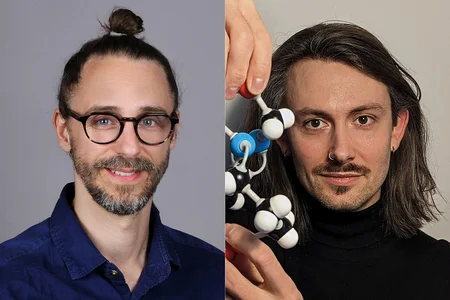 Porträt zweier Männer nebeneinander, links mit Brille und Dutt, rechts mit langem Haar und schwarzem Rollkragenpullover, der ein Molekülmodell hält