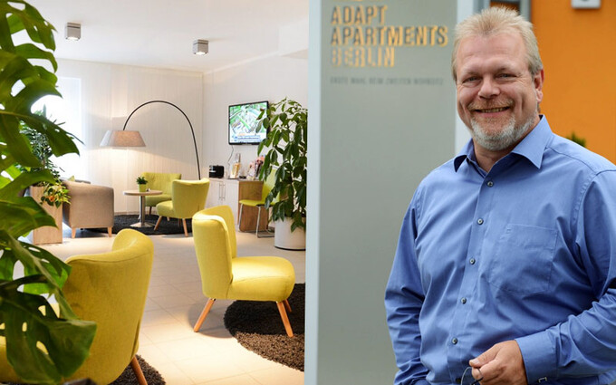 „Hotelmanager“ Ralf Krause ist gern sein eigener Gast. Drei bis vier Tage die Woche wohnt er in Adlershof., Bild: © Adlershof Special