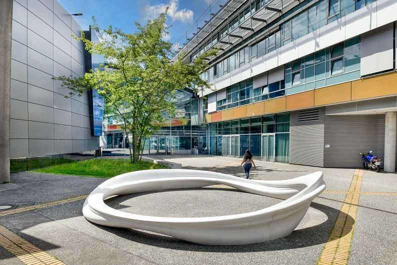 Kunstwerk vor dem Gebäude