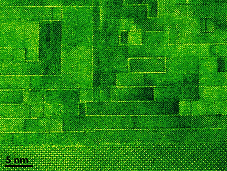 Die besondere Struktur des Materials wie eine Backsteinmauer führt zu sehr großer Perfektion, da die „Mörtelschicht“ die Defekte „aufsaugt“. Bild: Cornell University/Schlom. Bild: Cornell University/Schlom