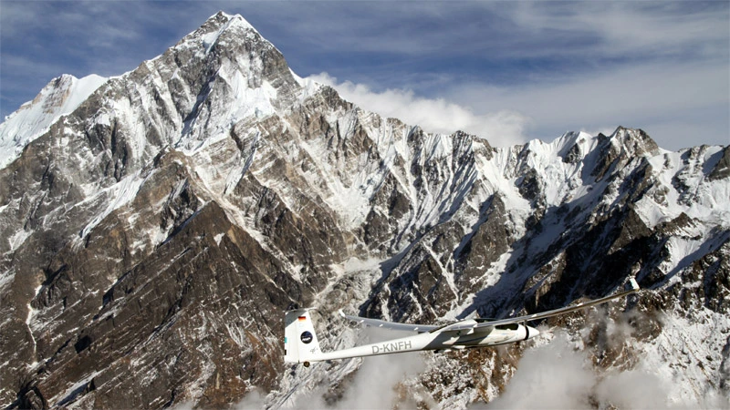 On the first test flight with the 3D special camera, the scientists flew in the vicinity of the 8,091-metre-high Annapurna (visible in the background). Credit: DLR
