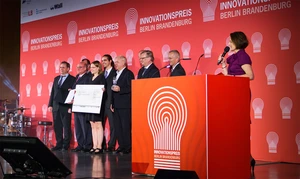 SENTECH CEO Dr Krüger and employees receiving the Innovation Award 2016