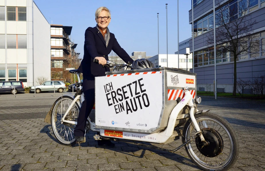 Verkehrsexpertin Barbara Lenz auf einem elektrischen Lastenfahrrad, das bis zu 100 kg schwere Pakete bewegen kann. Bild: © Adlershof Journal