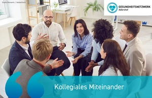 7 Personen sitzen in einer Runde und tauschen sich aus