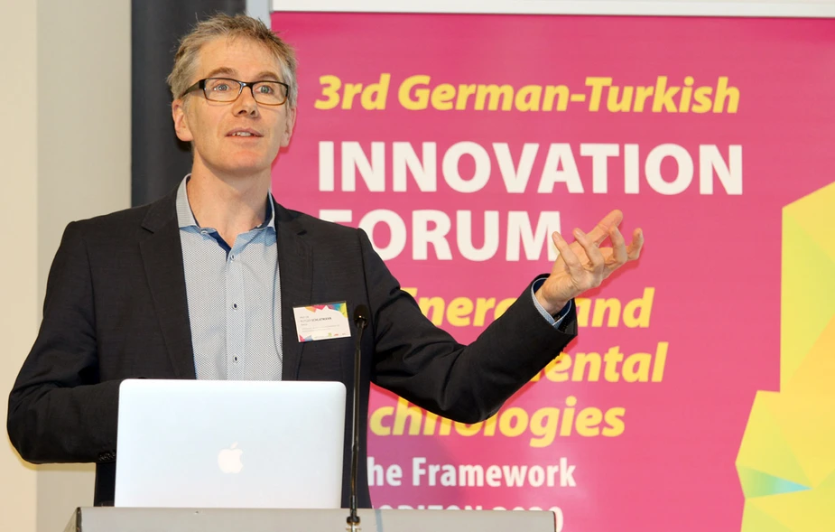 Prof. Dr. Rutger Schlatmann, Direktor PVcomB, beim Deutsch-Türkischen Innovationsforum Energie. Bild: BUV