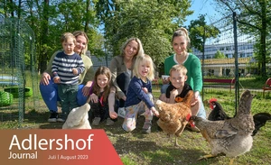 Kita-Erzieherinnen und Kinder mit Hühnern © WISTA Management GmbH