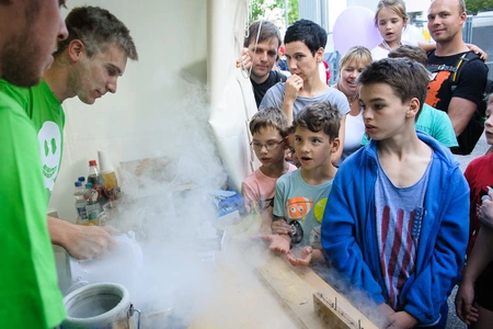 Frostige Wissenschaft, die Spaß macht: Die Mitmach-Stände am Institut für Silizium-Photovoltaik waren gut besucht. 1100 Gäste kamen in die Kekuléstraße. Foto: HZB/P.Dera