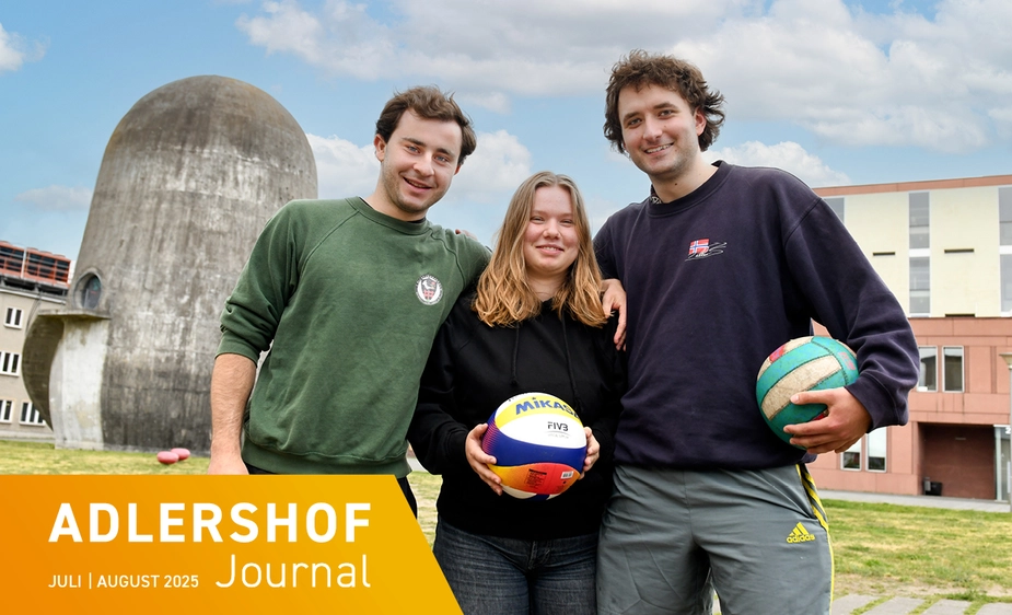 Studierende mit Volleyball auf dem HU-Campus