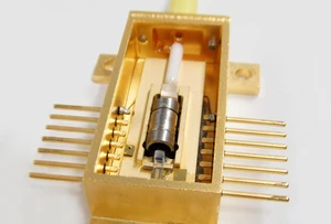 Miniaturisiertes Lasermodul mit optischem Isolator. Bild: FBH