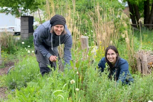 Pascal Kraft and Hannah Prawitz at the uni garden in Adlershof © WISTA Management GmbH