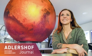 Daniela Tirsch neben einem Marsmodell