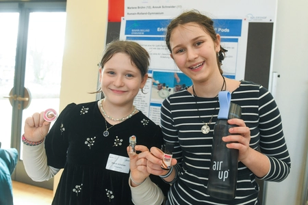 Jugend forscht-Siegerinnen Marlene Brühn (12) und Anouk Schneider (11)