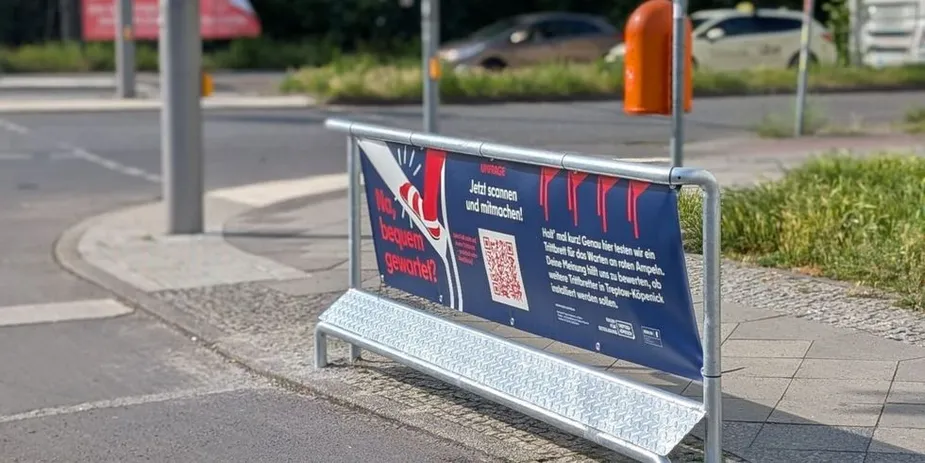 Schräges Brett aus Metall mit Geländer am Straßenrand
