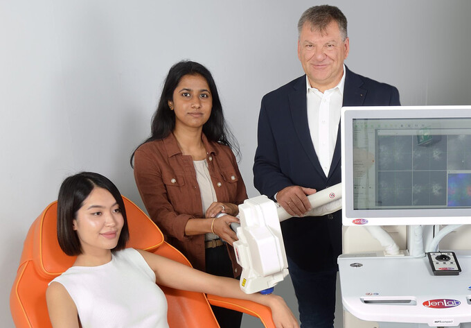 Dr. Karsten König mit dem MPTcompact und Patientin © jenlab GmbH