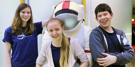 Raumfahrernachwuchs: Nana, Christina und Adrian (v. l. n. r.), Bild: Adlershof Journal