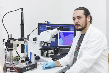Wissenschaftler an einem Laborarbeitsplatz