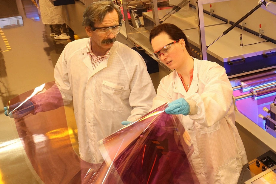 Researchers with printable organic solar modules at HI ERN © Kurt Fuchs/EnCN