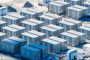 Außengelände mit vielen Containern mit Batteriespeichern