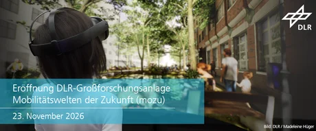 Person mit VR-Brille betrachtet eine Straßenszene