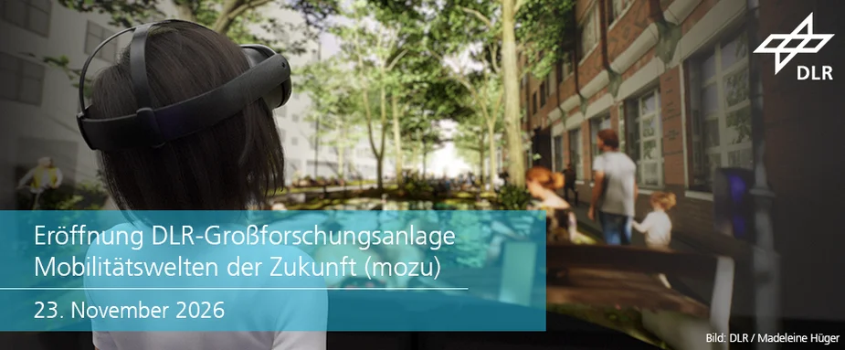 Person mit VR-Brille betrachtet eine Straßenszene