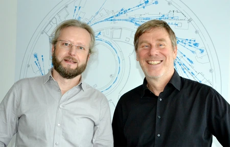 Dr. Björn Rau und Dr. Markus Sauerborn bauen die Beratungsstelle auf. Copyright: Silvia Zerbe/HZB