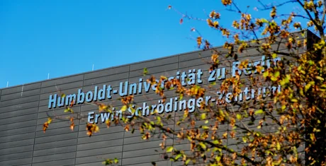 Fassade mit Schriftzug