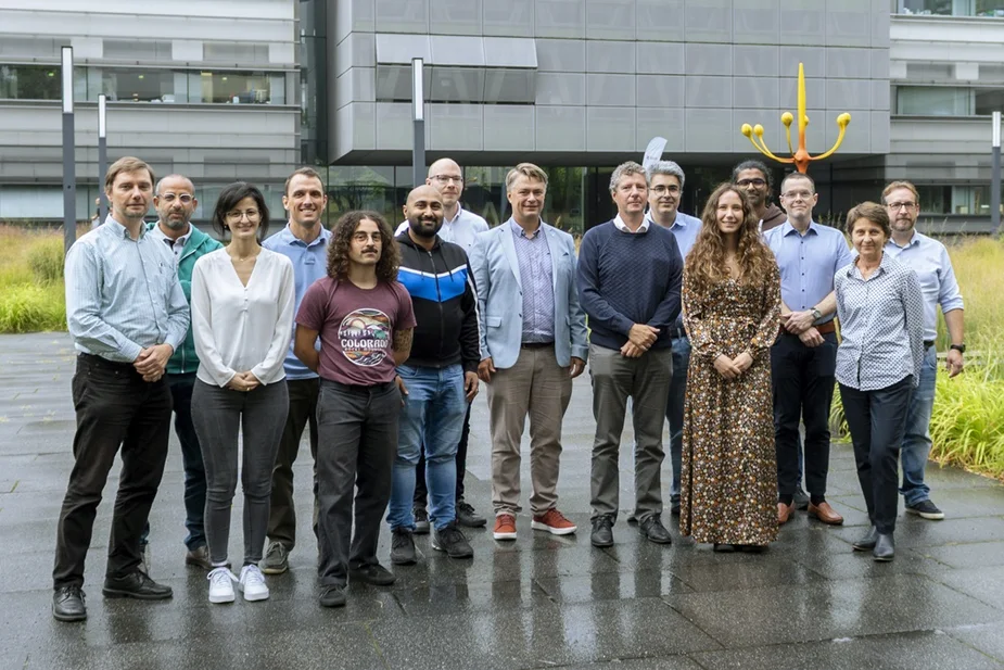 Gruppenfoto vor einem Gebäude