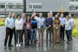 Gruppenfoto vor einem Gebäude
