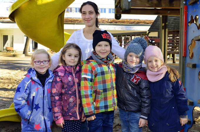 Anne Schenke mit Kitakindern. Bild: © Adlershof Journal