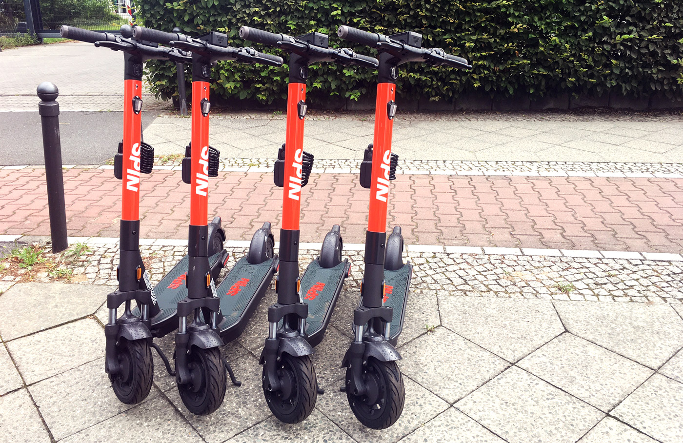 eröffnet nachhaltigen E-Scooter-Standort in Berlin-Adlershof: Akku-Anbieter Swobbee stellt dem E-Scooter-Service Spin eine Infrastruktur aus Batteriewechselstationen für den Betrieb von 120 Fahrzeugen zur Verfügung - Adlershof